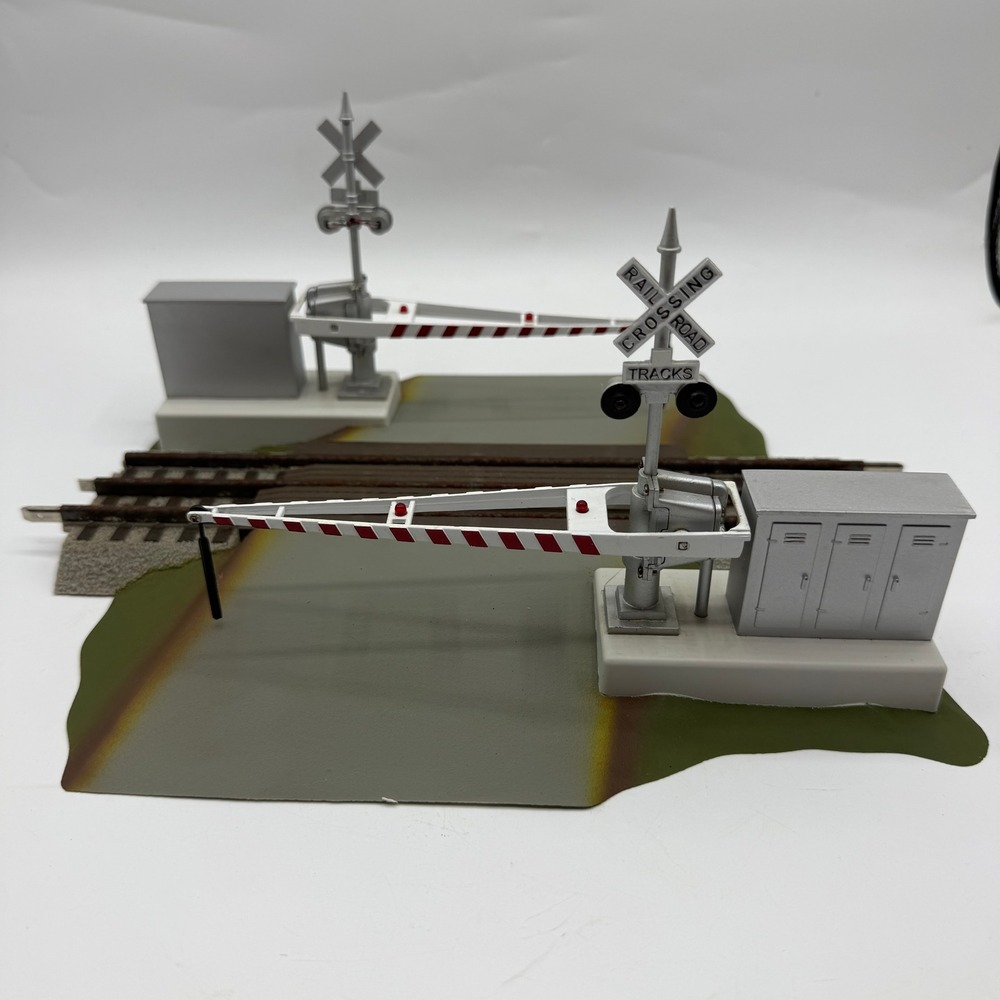 Lionel FasTrack Grade Crossing O Gauge Gray Gates Signal Flashers 6-12062